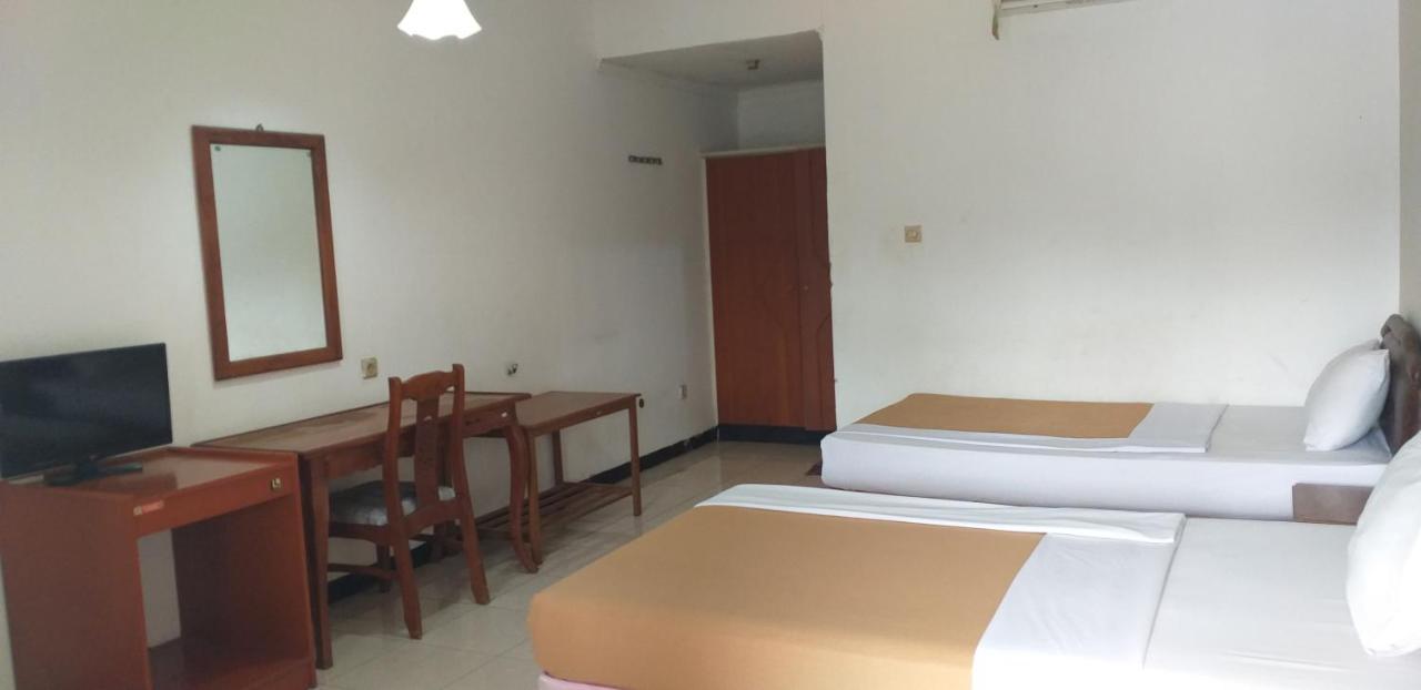 Intan Hotel Пурвакарта Экстерьер фото