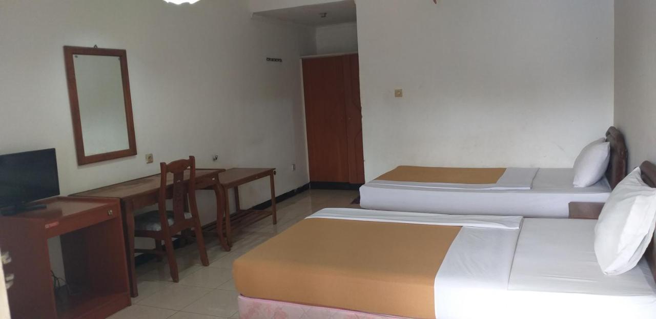 Intan Hotel Пурвакарта Экстерьер фото